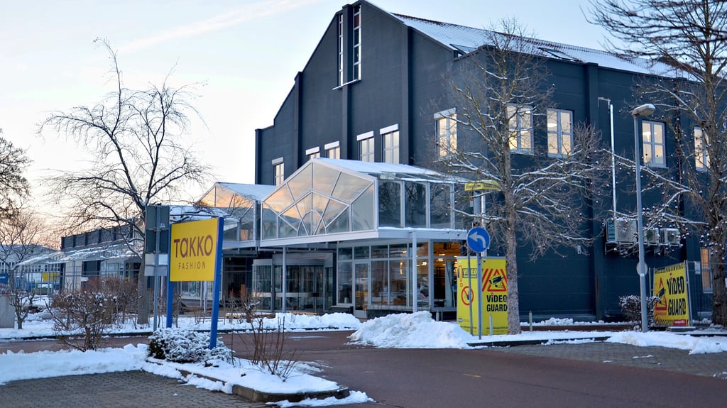 Das Staßfurter Kaufland II an der Hohenerxlebener Straße soll am 22. Februar eröffnet werden. Noch gehört die Baustelle den Handwerkern. Mittlerweile sind auch die vier Buchstaben des Vorgängermarkts von der Fassade des Eingangs- und Verwaltungsbereichs entfernt.