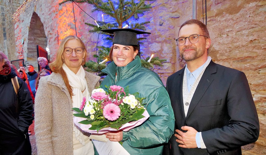 Studienberaterin Prof. Dr. Nicole Uhrig und Tristan Dornberger vom International Office überreichten McKenna Montgomery (Mitte) die Auszeichnung auf der Klosterweihnacht der Hochschule.