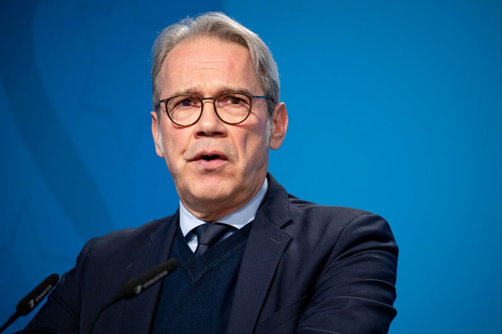 Georg Maier (SPD), Thüringer Minister für Inneres und Kommunales, spricht in der Pressekonferenz.