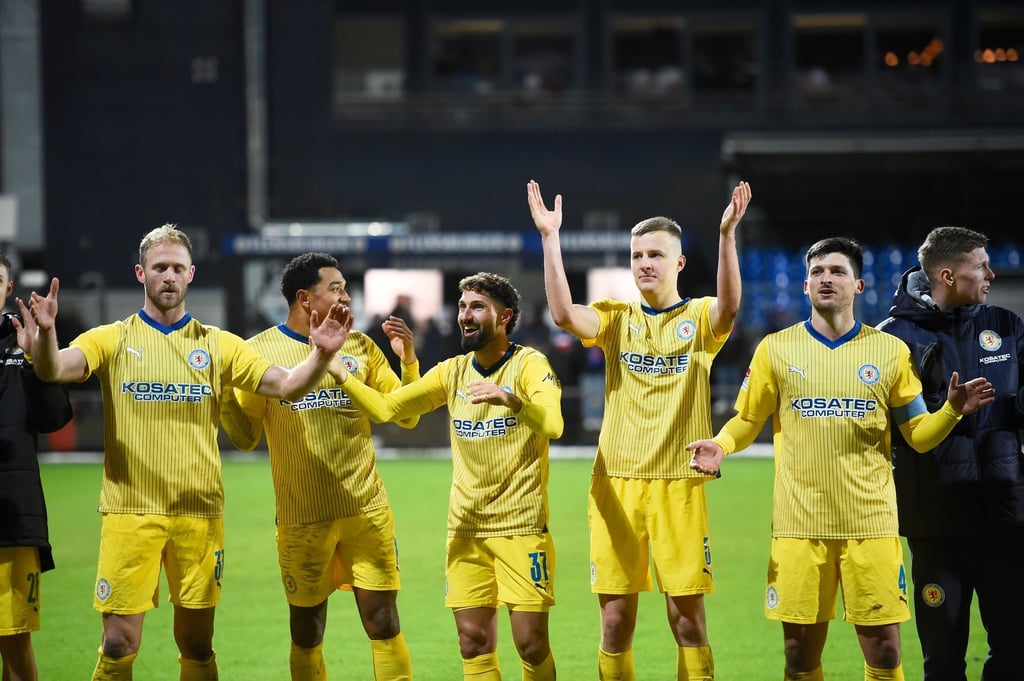 Braunschweigs Spieler jubeln nach dem Abpfiff über den 1:2-Sieg gegen Kiel vor den eigenen Fans.
