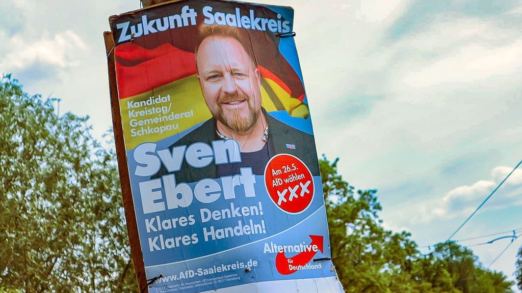 Aktivistinnen sollen Wahlplakate von Sven Ebert besprüht haben, woraufhin Ebert sie angegriffen haben soll. Das Amtsgericht in Merseburg hatte ihn schuldig gesprochen. Jetzt geht Ebert vor dem Landgericht in Halle in Berufung.