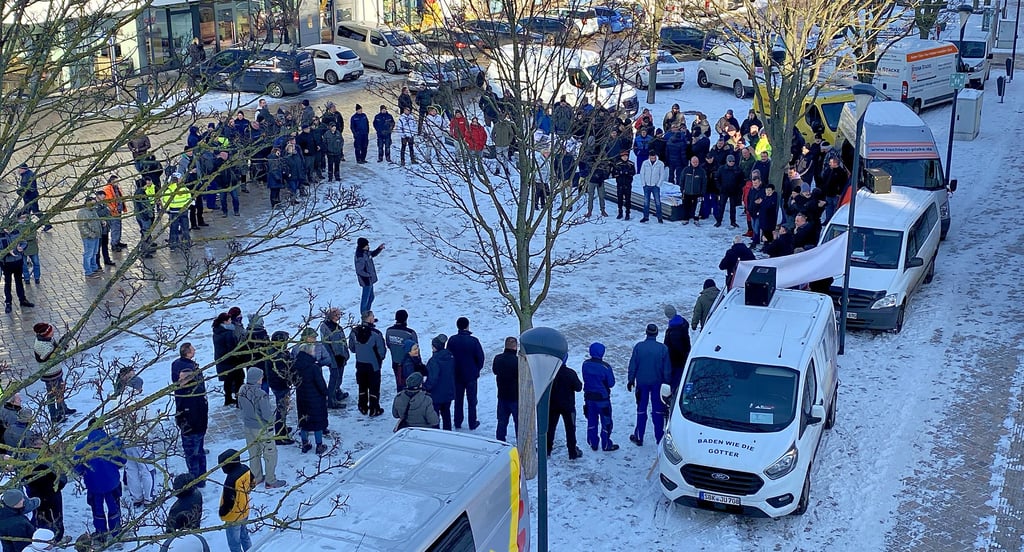 Mehr als 350 Handwerker aus der Region haben sich auf dem Schönebecker Marktplatz versammelt.
