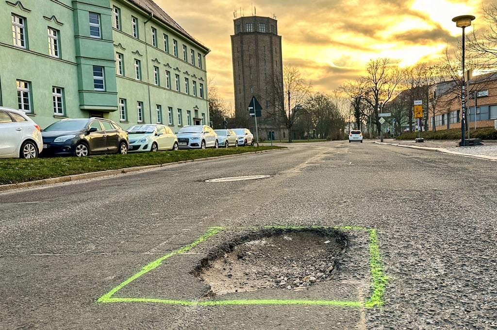 In der Turmstraße reihen sich mehrere große und tiefe Krater aneinander. Die Stadt hat sie farbig markieren lassen, damit sie auffallen.