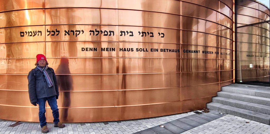 Olaf Wendel vor der neugebauten Dessauer Synagoge.