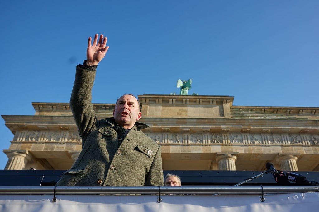 Bayerns Wirtschaftsminister Hubert Aiwanger spricht bei einer Protestveranstaltung von Lkw-Fahrern.