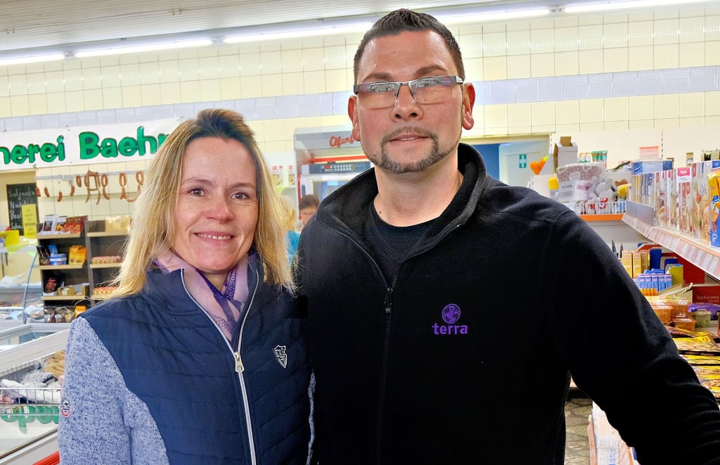 Kevin Wolters hat den Pachtvertrag für das Gebäude in Klöden um zwei Jahre verlängert. Seine Frau Jenny unterstützt ihn im Konsum.