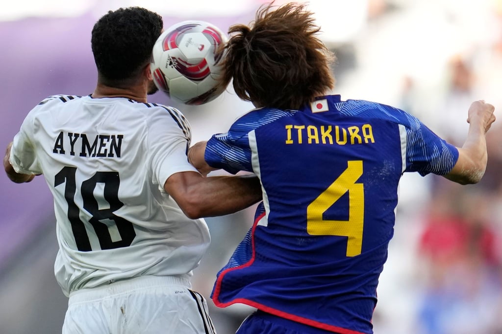 Iraks Aymen Hussein (l) und Japans Kou Itakura im Zweikampf um den Ball.