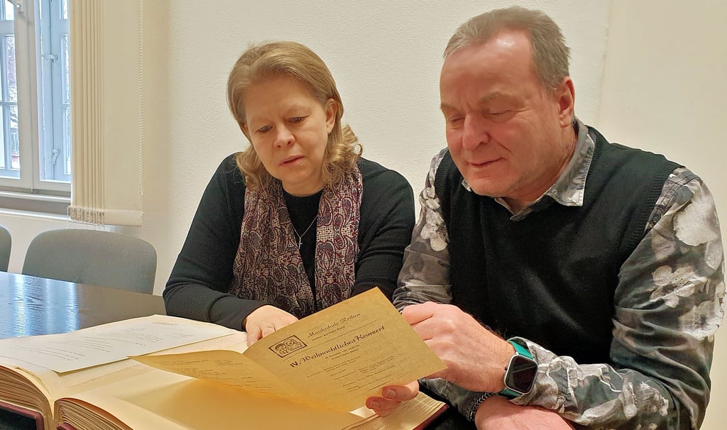 Eine lange, spannende Geschichte: Musikschulleiter Andreas Hardelt blättert mit Geigenlehrerin Regina Baufeld durch die Chronik.