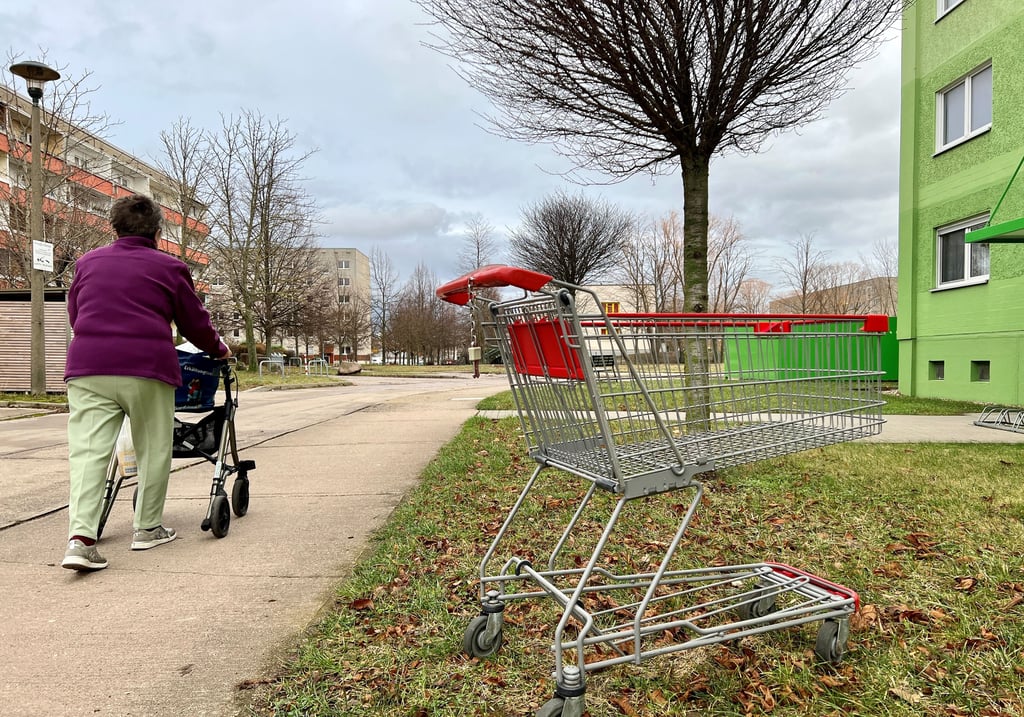 Überall verteilt im Wohngebiet im Süden Bernburgs stehen die Einkaufswagen herum.