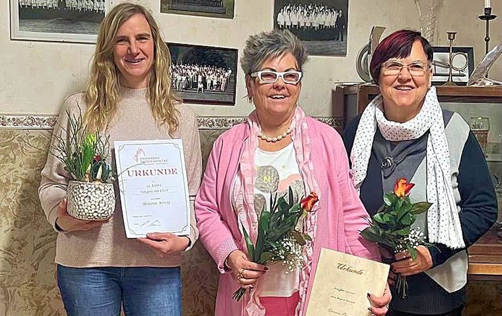 Melanie König (von links), Christine Plaasch und Ingelore Kausch singen schon viele Jahre im Frauenchor Salzwedel mit.