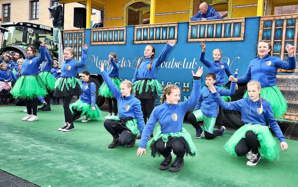 Die Mansfelder Tänzerinnen treten nicht nur in der Mehrzweckhalle, sondern auch auf der Straße – wie hier vor dem Rathaus – auf.
