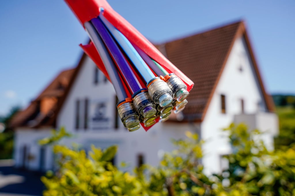 Ein Glasfaseranschluss wird in Zukunft immer wichtiger. Wer sich diesen in sein Wohnhaus einbauen lässt, hat bei einem möglichen Verkauf bessere Argumente.