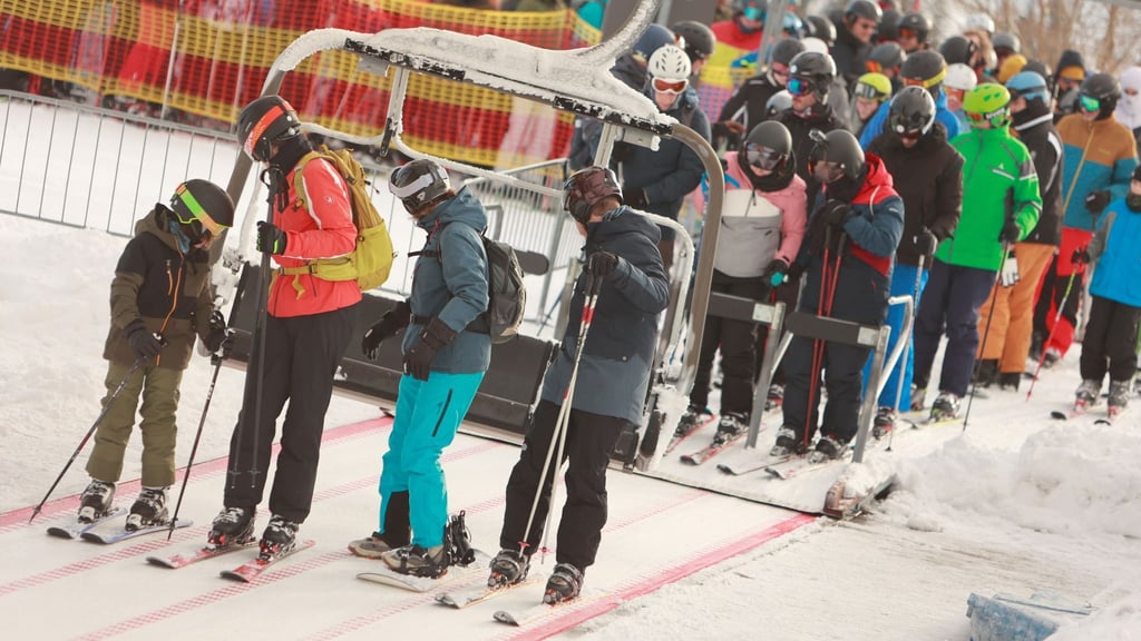Skifahrer fahren mit dem Skilift zum Wurmberg hinauf. Lifte und Loipen im Harz haben geöffnet und locken Wintersportbegeisterte.