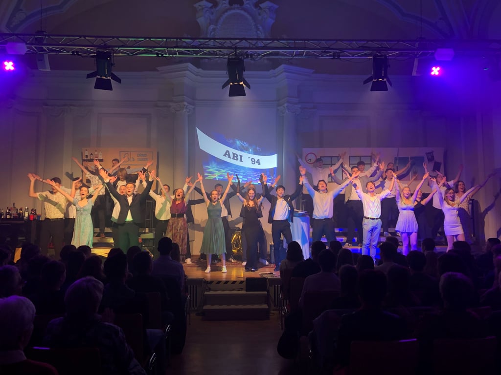 Vor ausverkaufter Aula gaben die Abiturienten des Goethegymnasiums am Freitag die zweite Vorstellung ihres Musik-Theaters „Zurück zum Abi“.