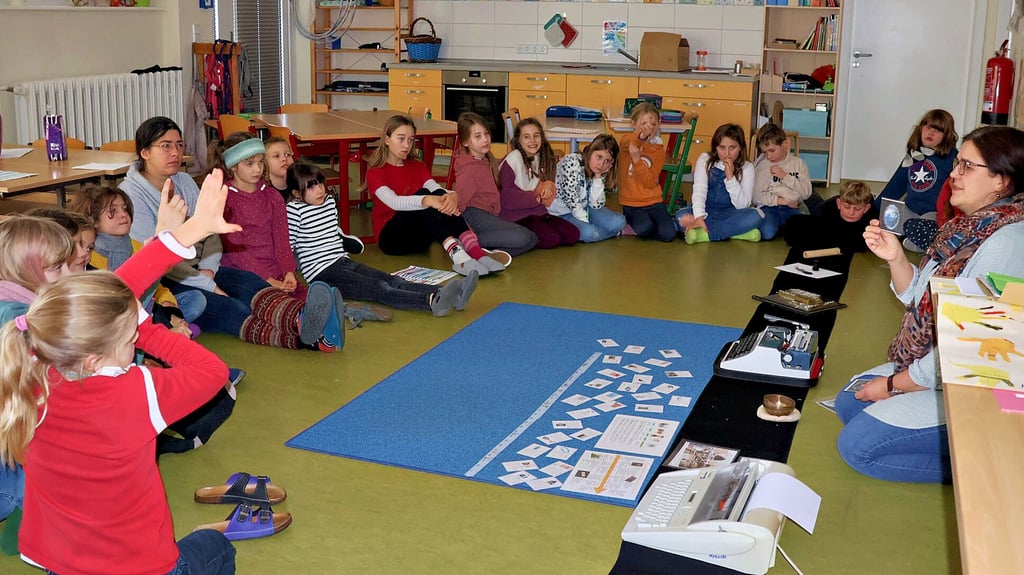 In der Freien Schule in Kamern lernen die Kinder, dass schon vor dem Zeitalter der Laptops mit verschiedenen Materialien und Maschinen geschrieben wurde.