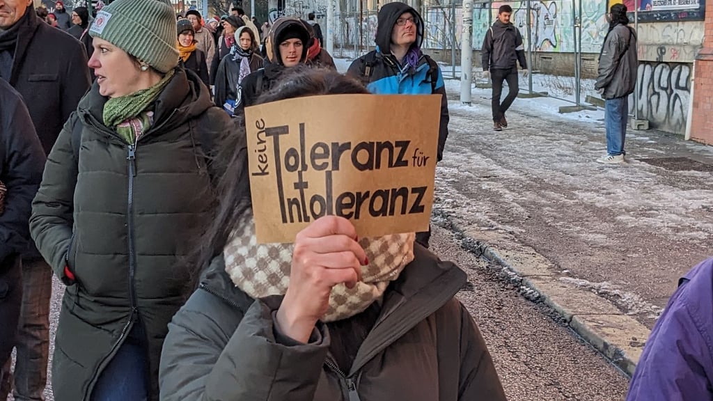 Demo gegen rechts in Halle: Erinnerung an das Toleranz-Paradoxon. 