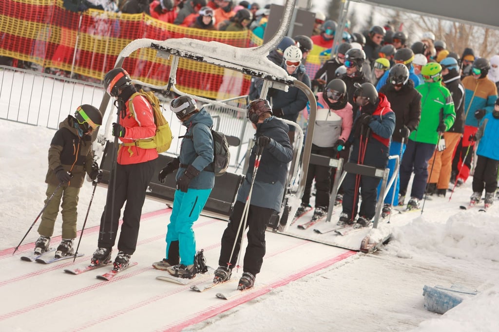 Skifahrer fahren mit dem Skilift zum Wurmberg hinauf. Lifte und Loipen im Harz haben geöffnet und locken Wintersportbegeisterte.