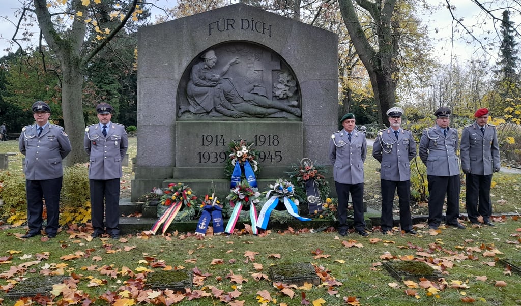 Die Kriegsgräber auf dem Zeitzer Michaelisfriedhof, hier während der Gedenkveranstaltung zum Volkstrauertag, bleiben in jedem Fall erhalten.