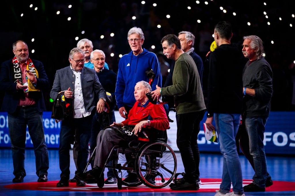 Joachim Deckarm (M) wurde einen Tag nach seinem 70. Geburtstag in der Kölner Lanxess Arena gefeiert.