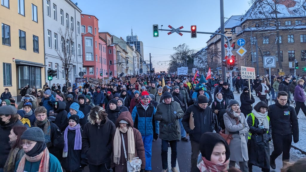 In Halle haben am Samstag rund 16.000 Menschen gegen rechts demonstriert.