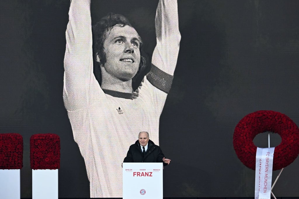 FCB-Ehrenpräsident Uli Hoeneß verabschiedete sich mit bewegenden Worten vom Fußball-„Kaiser“.