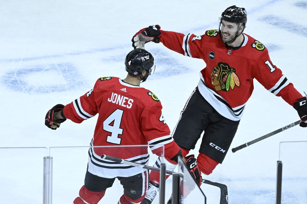Seth Jones (l) war der Matchwinner für die Chicago Blackhawks.