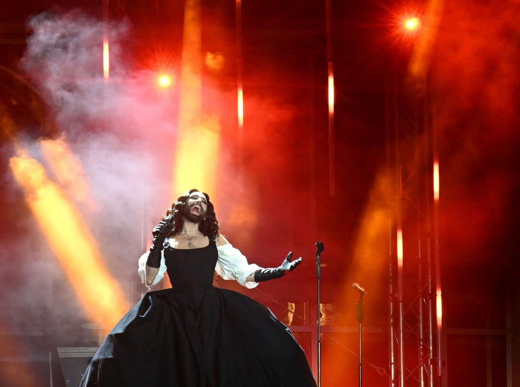 Tom Neuwirth alias Conchita Wurst steht auf der Bühne in Dad Ischl.