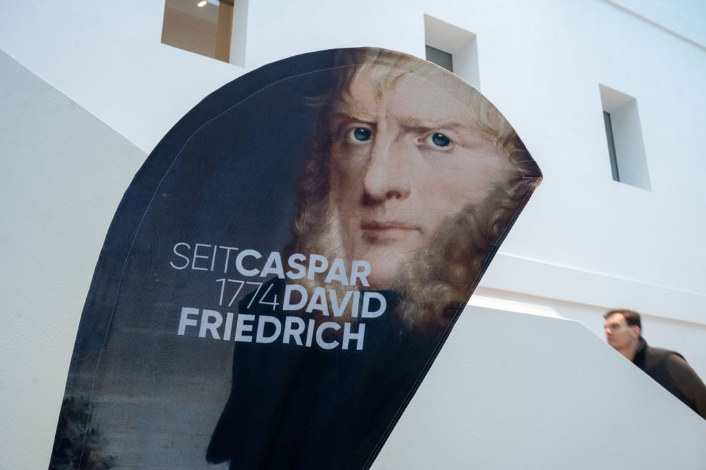 Ein Aufsteller mit einem Porträtbild von Caspar David Friedrich steht im Greifswalder Landesmuseum.