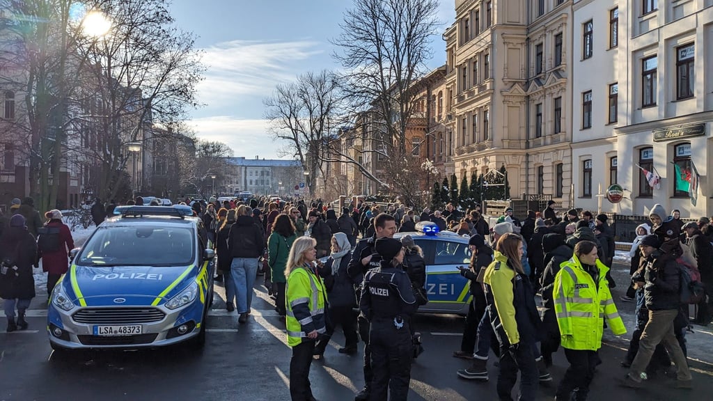 Riesen-Andrang gegen 14 Uhr am August--Bebel-Platz: Zur Demo gegen die AfD in Halle kamen deutlich mehr Teilnehmer als erwartet.