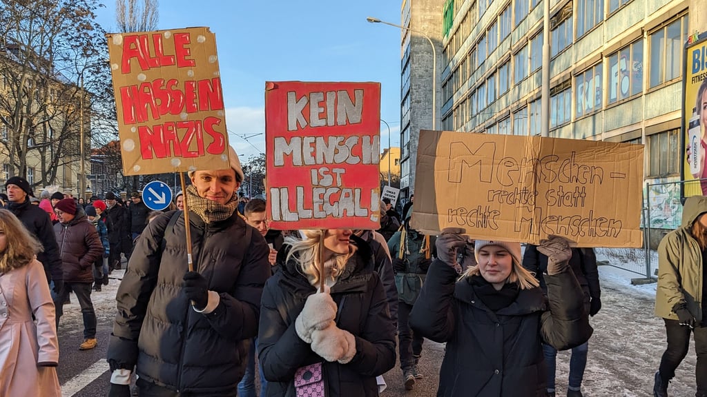 Bunter Protest gegen die AfD in Halle.
