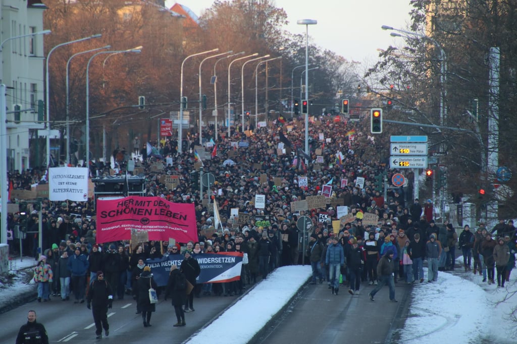 Die Spitze der Demo in Halle kurz vor dem Riebeckplatz.