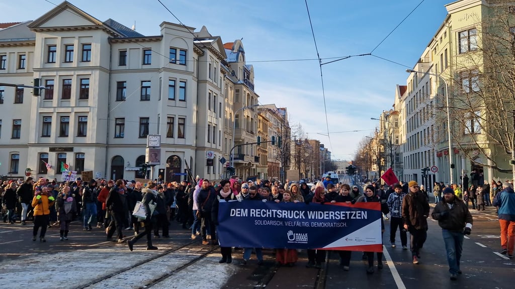 Die Spitze des Demo-Zuges am Samstagnachmittag in Halle.