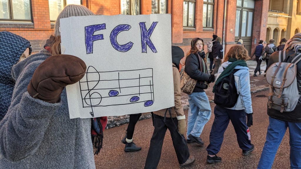 Demo gegen rechts in Halle: Dieses Plakat erschließt sich nur musisch Interessierten.