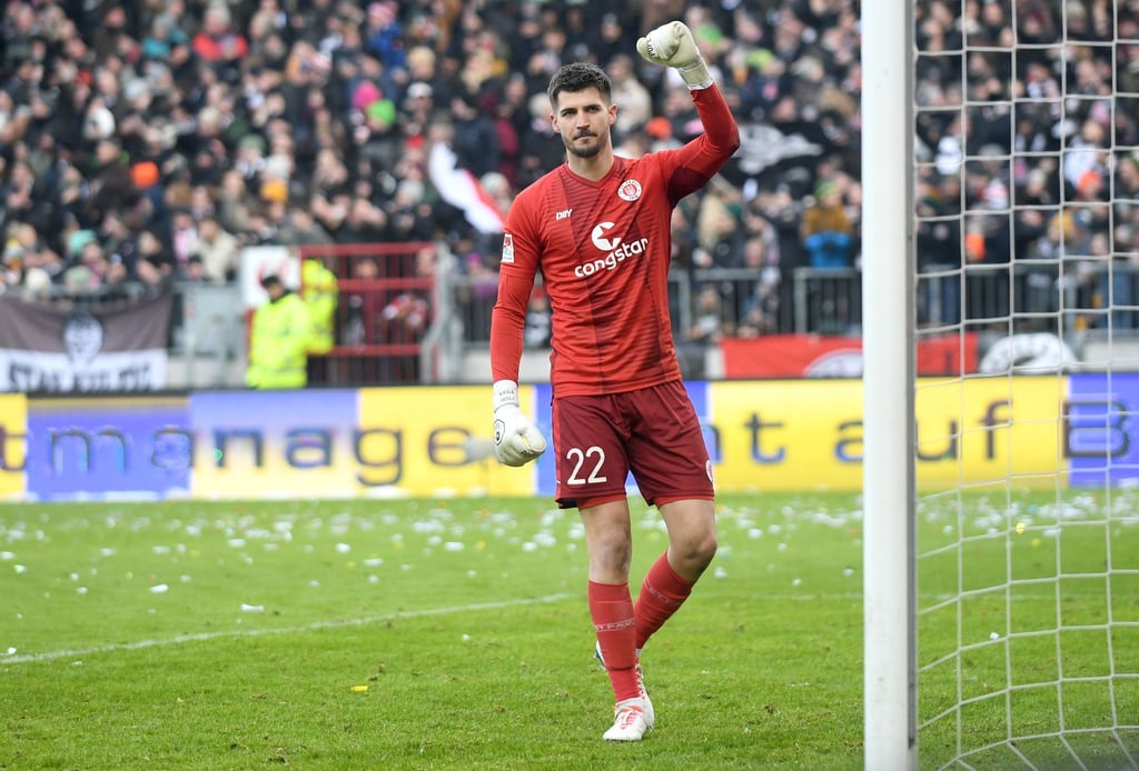 St. Paulis Torwart Nikola Vasilj feiert den Sieg gegen den 1. FC Kaiserslautern.