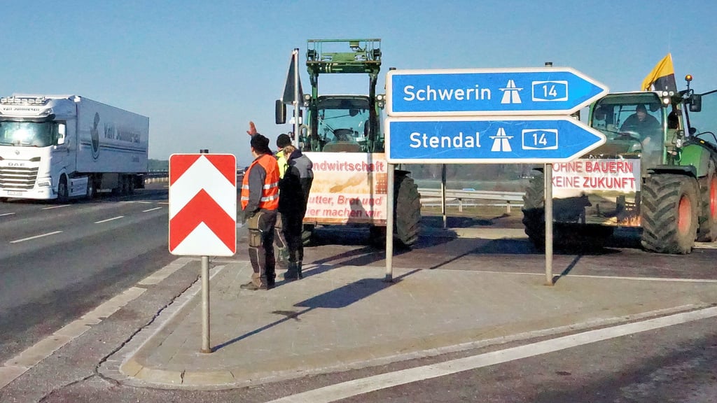 Landwirte aus Mose hatten die A 14 bei Colbitz blockiert. Vorbeifahrende Autos hupten, Fahrer grüßten. Der Zuspruch war groß.
