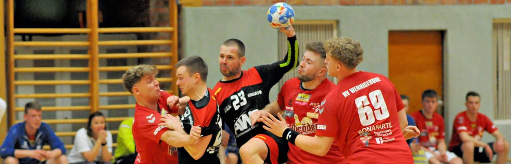 Florian Willner (beim Wurf) erzielte drei Treffer und freute sich anschließend mit seinen Schönebecker Teamkollegen über den Heimsieg.