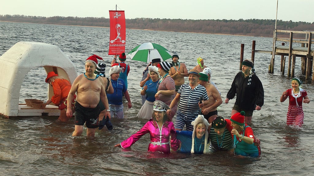 Über 60 Eisbader aus der Altmark, aus Berlin, Brandenburg, Genthin, Wittenberge und Rostock hatten beim 20. Winterbadetag am Arendsee im vier Grad „warmen“ Wasser viel Spaß.