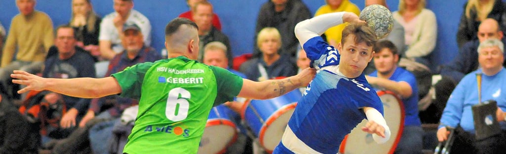 Der Calbenser Paul Steffen (rechts) war durch seine Schnelligkeit stets ein Unruheherd für die HSV-Abwehr. Vier Treffer steuerte er zum Erfolg bei.