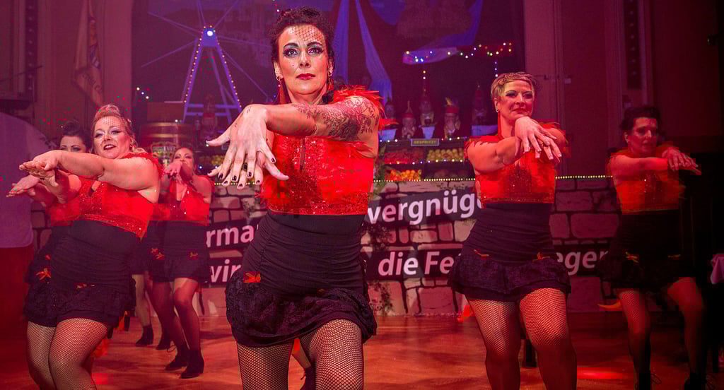 In perfekter Synchronität: „Moulin Rouge“, gezeigt vom GKV-Showballett unter der Leitung von Ina Schwedt-Voigt (vorn).