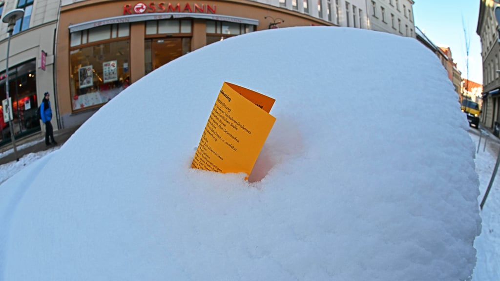 Auf die winterliche Art wurde dieses Knöllchen in der Breite Straße in Aschersleben befestigt.