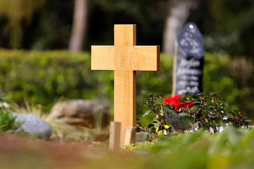 Ein Kreuz auf einem Friedhof. In Magdeburg hat der Stadtrat nun über neue Gebühren für Grabstätten & Co. abgestimmt.