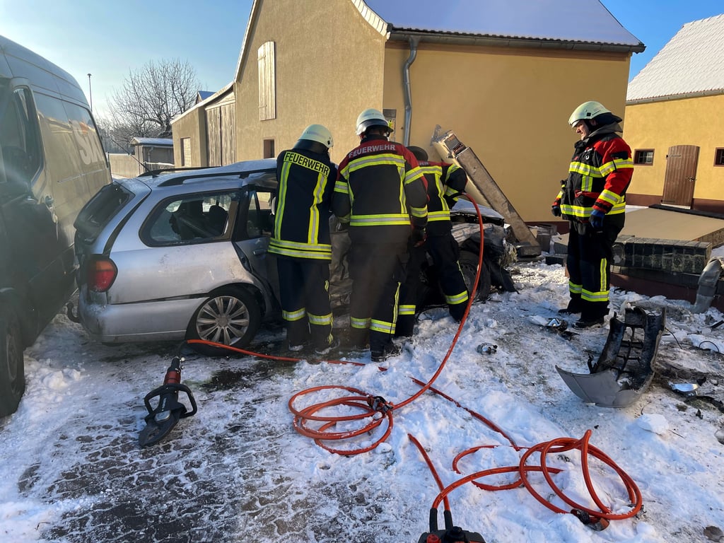 Zwei Personen musste die Feuerwehr aus dem Pkw befreien.