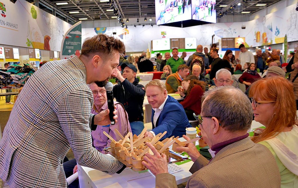 Moderator Michael Kümritz verteilte Kostproben vom „Beschwipsten Rind“ an das Publikum. Dass es allen geschmeckt hat, bekundeten sie später mit einem kräftigen Applaus.
