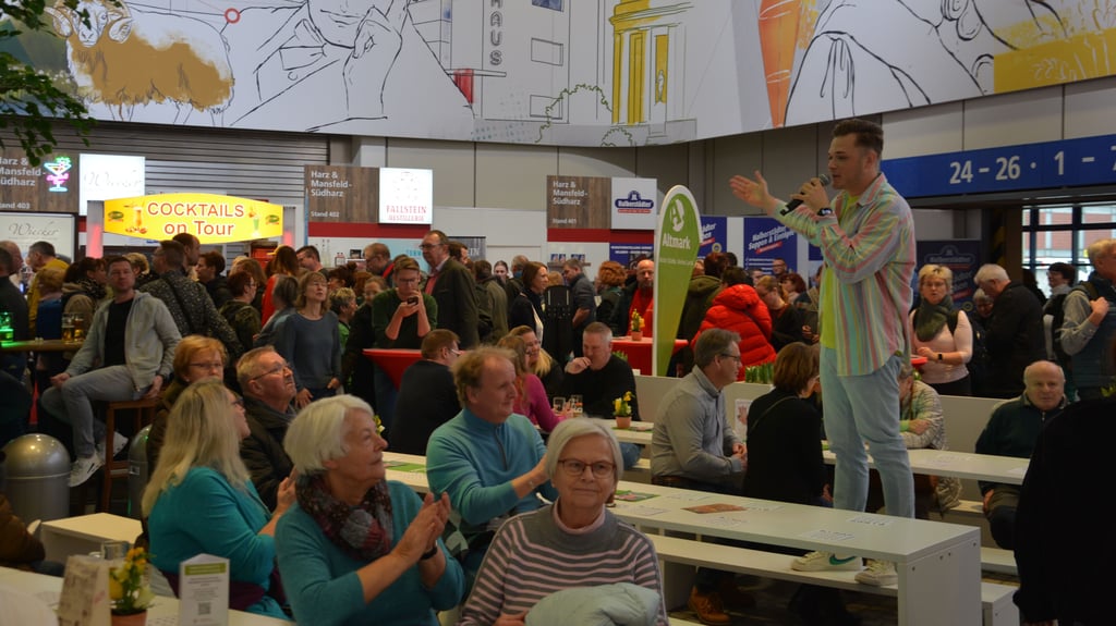 Sänger Kevin Neon sorgte für Stimmung in der Sachsen-Anhalt-Halle.