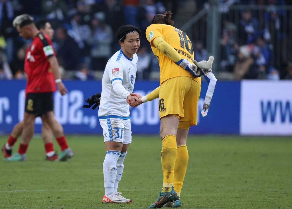 Wiesbadens Torwart Florian Stritzel erkannte nach dem Abpfiff den Treffer von Magdeburgs Tatsuya Ito (l.) per Handschlag an.