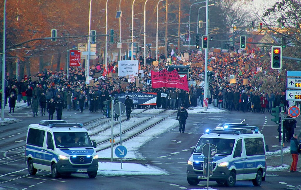 Die Polizei sicherte den Zug ab: Zwischen August-Bebel- und Riebeckplatz ging die Demonstration mit Verkehrseinschränkungen einher.
