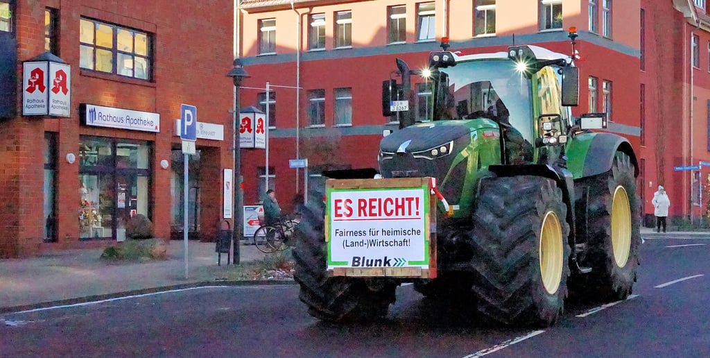 Mit sogenannten schleichfahrten machten Traktoren an mehreren Tagen der Protestwoche auf sich aufmerksam, auch in Wolmirstedt.