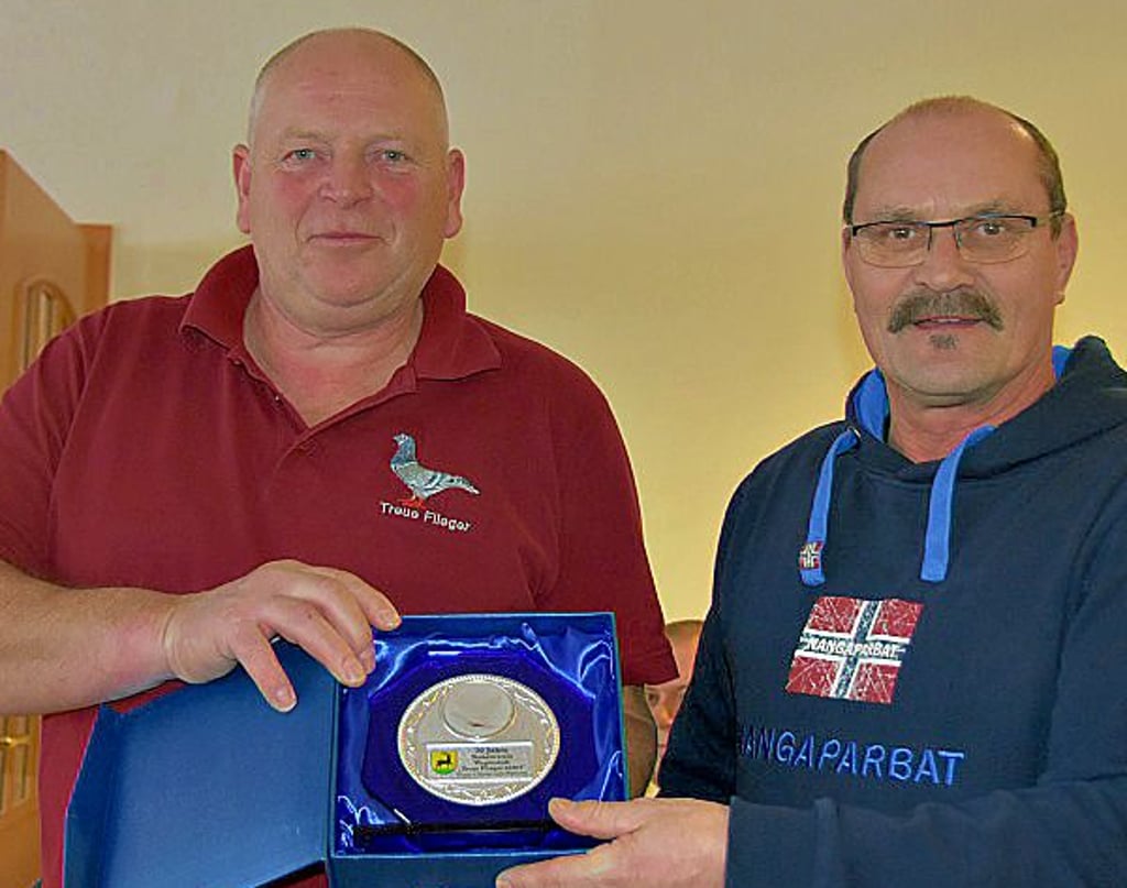Hartmut Sonnenschein (r.) überreicht eine Medaille an Michael Gadau.