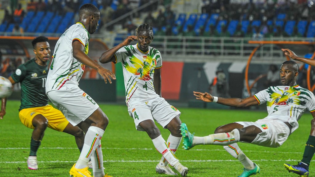 Amadou Haidara (3.v.l.) beim Spie gegen Südafrika.