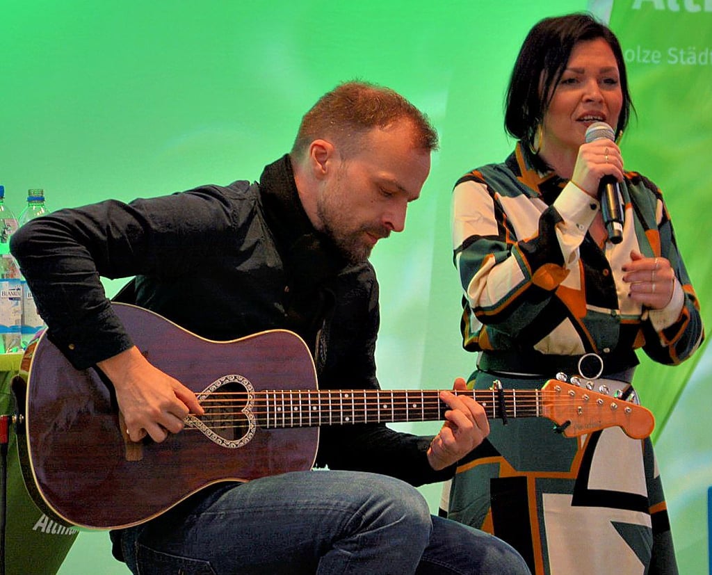Das Duo Sandy & Zigge aus Stendal sorgte für die regionale musikalische Unterhaltung beim Altmark-Tag.